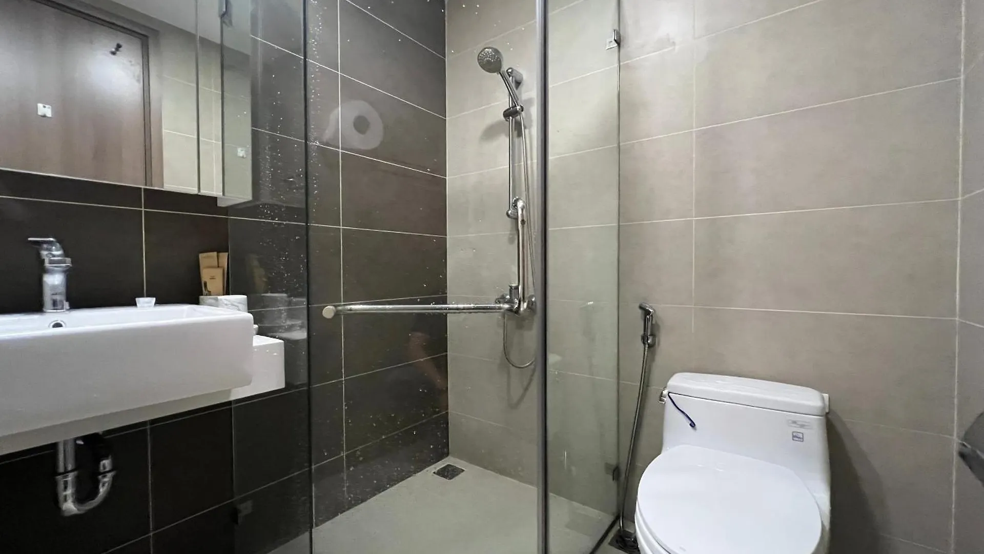 Icon 56 Building X 8Pax, Saigon, Nr District 1, Quan 4, Thanh Pho Ho Chi Minh, Vietnam Apartment